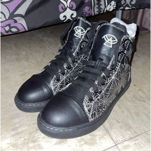 Shoes, never worn- does not fit my size